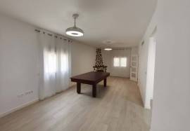 Fully renovated detached villa on a rectangular plot of 943 m². Distributed over two floors.