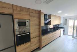 Fully renovated detached villa on a rectangular plot of 943 m². Distributed over two floors.