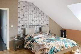 Beautiful Family Home with Pool in Garden