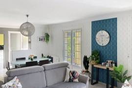 Beautiful Family Home with Pool in Garden