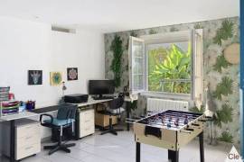 Beautiful Family Home with Pool in Garden