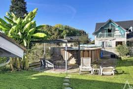 Beautiful Family Home with Pool in Garden