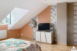 Beautiful Family Home with Pool in Garden