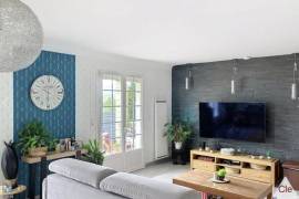 Beautiful Family Home with Pool in Garden