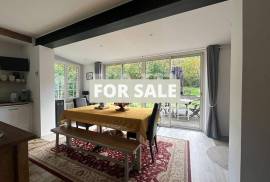 Detached Country House with Landscaped Garden Detached Country House with Landscaped Garden