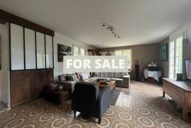Detached Country House with Landscaped Garden Detached Country House with Landscaped Garden