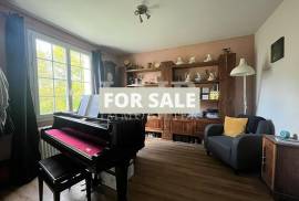 Detached Country House with Landscaped Garden Detached Country House with Landscaped Garden