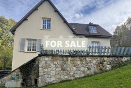 Detached Country House with Landscaped Garden