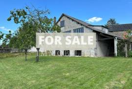 Lovely House and Garden plus Outbuildings