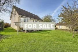 Detached House with Garden close to the Coast