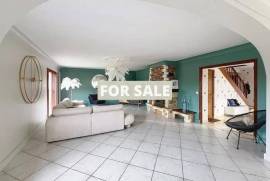 Detached Country House with Covered Swimming Pool