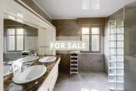 Detached Country House with Covered Swimming Pool