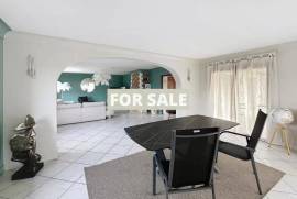 Detached Country House with Covered Swimming Pool