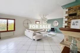 Detached Country House with Covered Swimming Pool