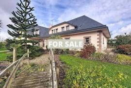 Detached Country House with Covered Swimming Pool
