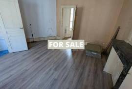 Building Divided into Apartments Building Divided into Apartments