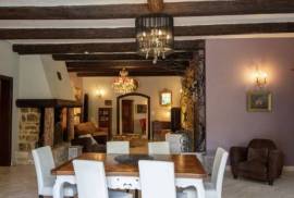 Detached Villa with Swimming Pool Detached Villa with Swimming Pool