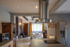 Detached Villa with Swimming Pool Detached Villa with Swimming Pool