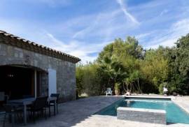 Detached Villa with Swimming Pool Detached Villa with Swimming Pool
