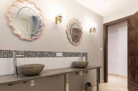 Detached Villa with Swimming Pool Detached Villa with Swimming Pool