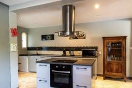 Detached Villa with Swimming Pool Detached Villa with Swimming Pool