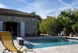 Detached Villa with Swimming Pool Detached Villa with Swimming Pool