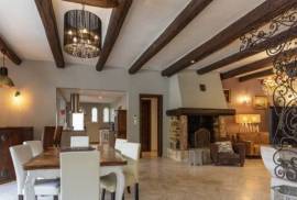 Detached Villa with Swimming Pool Detached Villa with Swimming Pool