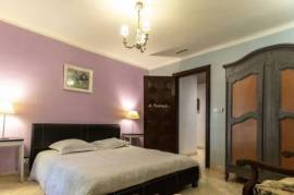 Detached Villa with Swimming Pool Detached Villa with Swimming Pool