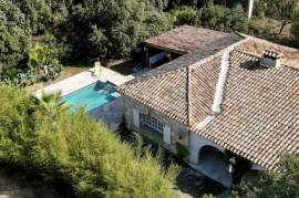 Detached Villa with Swimming Pool