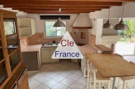 Detached Villa with Swimming Pool Detached Villa with Swimming Pool