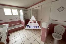 Detached Villa with Swimming Pool Detached Villa with Swimming Pool