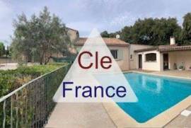 Detached Villa with Swimming Pool Detached Villa with Swimming Pool
