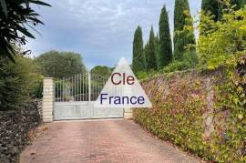 Detached Villa with Swimming Pool Detached Villa with Swimming Pool