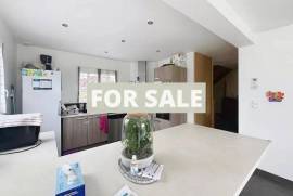 Contemporary Detached House in One Acre Garden Contemporary Detached House in One Acre Garden