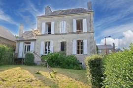 Manor House Style Property with Garden