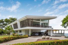 Nativa Contemporary Infinity Views: Luxury Rainforest Estate with Pacific Ocean Views