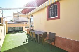 FABULOUS 3 BEDROOM TOWNHOUSE WITH COMMUNAL POOL AND LAKE VIEWS