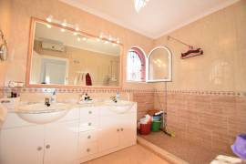 FABULOUS 3 BEDROOM TOWNHOUSE WITH COMMUNAL POOL AND LAKE VIEWS