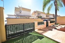 FABULOUS 3 BEDROOM TOWNHOUSE WITH COMMUNAL POOL AND LAKE VIEWS