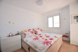 FABULOUS 3 BEDROOM TOWNHOUSE WITH COMMUNAL POOL AND LAKE VIEWS