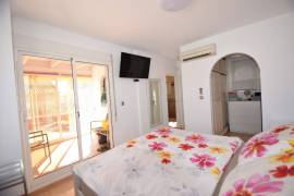 FABULOUS 3 BEDROOM TOWNHOUSE WITH COMMUNAL POOL AND LAKE VIEWS