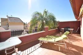 FABULOUS 3 BEDROOM TOWNHOUSE WITH COMMUNAL POOL AND LAKE VIEWS