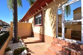 FABULOUS 3 BEDROOM TOWNHOUSE WITH COMMUNAL POOL AND LAKE VIEWS