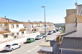 FABULOUS 3 BEDROOM TOWNHOUSE WITH COMMUNAL POOL AND LAKE VIEWS