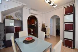 FABULOUS 3 BEDROOM TOWNHOUSE WITH COMMUNAL POOL AND LAKE VIEWS