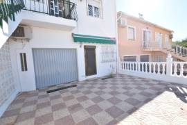 FANTÁSTICA Y ESPACIOSA CASA ADOSADA CON GARAJE Y APARTAMENTO DE INVITADOS FANTÁSTICA Y ESPACIOSA CASA ADOSADA CON GARAJE Y APARTAMENTO DE INVITADOS