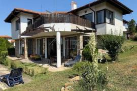 Hillside 3-Bedroom House in Bay View Villas, Kosharitsa