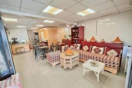 Rue passante, salle de réception, parkings