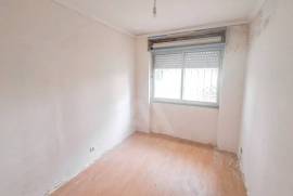 Apartamento T2 em Benfica com Excelente Luminosidade Natural