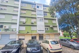 Apartamento T2 em Benfica com Excelente Luminosidade Natural